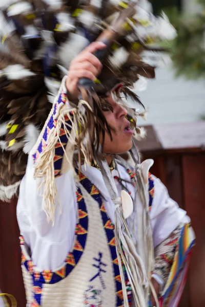 Исполнитель коренных американцев с размытыми движениями — стоковое фото