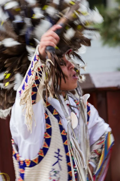 Interprète amérindien avec flou de mouvement — Photo