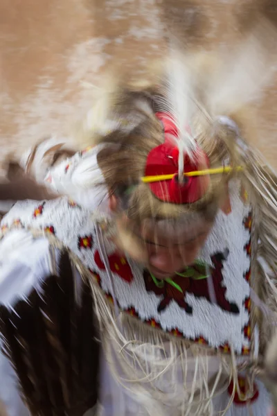 Interprète amérindien avec flou de mouvement — Photo