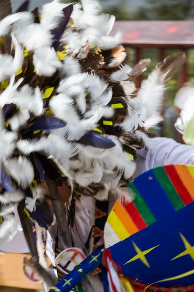 Interprète amérindien avec flou de mouvement — Photo