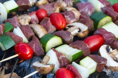 et ve sebze şişleri