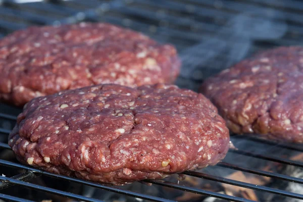 Wędzone hamburgery — Zdjęcie stockowe