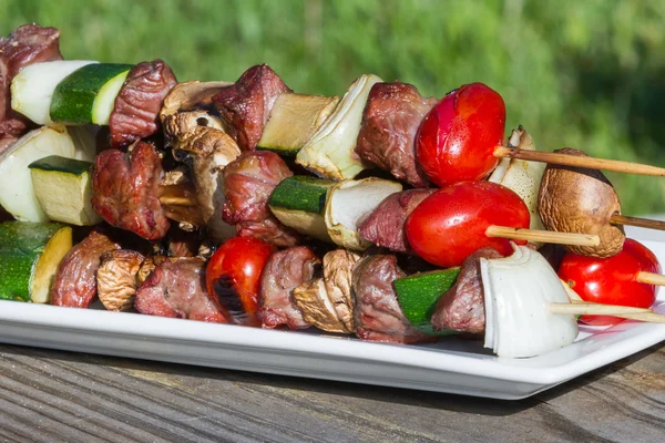 Pinchos de carne y verduras — Foto de Stock