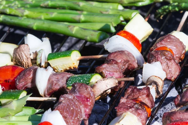 Meat and vegetable skewers — Stock Photo, Image