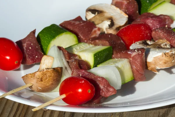 Шашлыки из мяса и овощей — стоковое фото