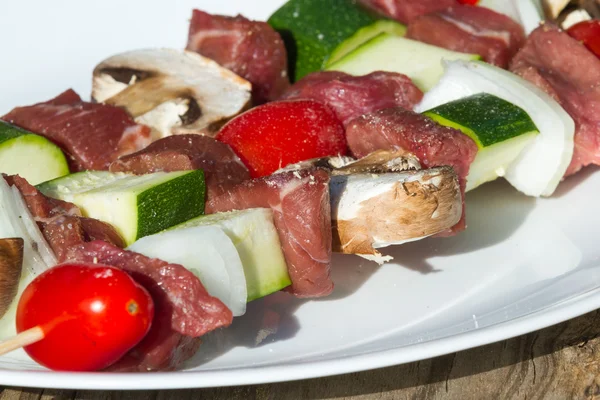 Meat and vegetable skewers — Stock Photo, Image
