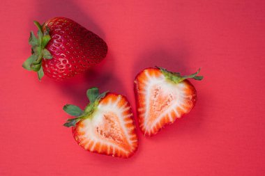 Taze taze sulu iplikler kırmızı arka planda izole edilmiş.