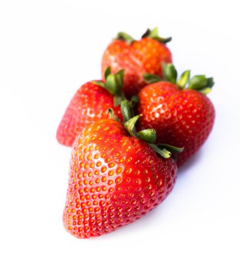 Beyaz arka planda izole edilmiş kırmızı lezzetli çilekler.