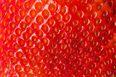 Dinlenmiş kırmızı, olgun çileğe yakın altın tohumlar ve inanılmaz bir doku.