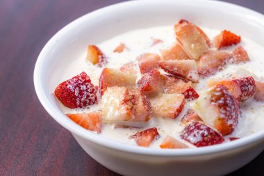 Ağır kremalı taze çilek ve atıştırmalık olarak bir tutam şeker.