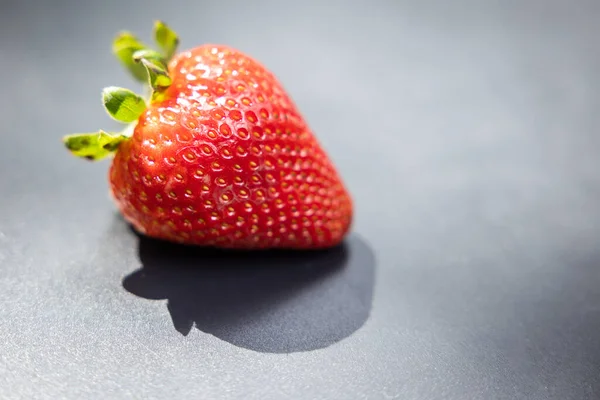 Primo Piano Una Fragola Rossa Matura Ingle Uno Sfondo Scuro — Foto Stock