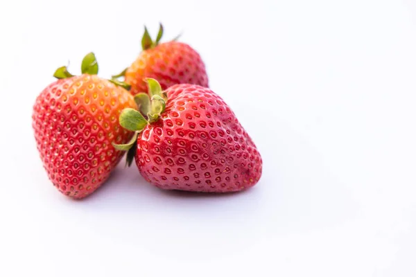 Trois Fraises Isolées Sur Fond Blanc — Photo