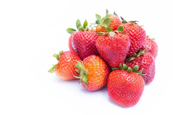 Bouquet Délicieuses Fraises Rouges Isolées Sur Fond Blanc — Photo