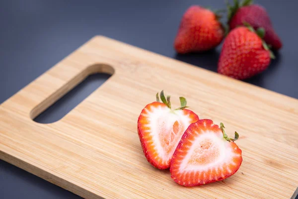 Primer Plano Una Fresa Fresca Rodajas Una Tabla Cortar Madera — Foto de Stock