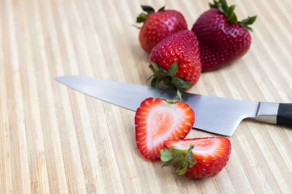 Close Van Een Verse Gesneden Aardbei Een Houten Snijplank — Stockfoto