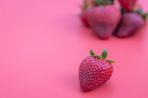 Fresas Jugosas Frescas Maduras Aisladas Sobre Fondo Rojo —  Fotos de Stock
