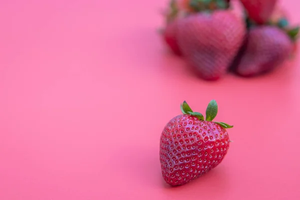 Fraises Juteuses Mûres Fraîches Isolées Sur Fond Rouge — Photo