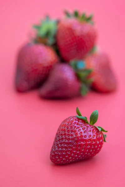 Fresas Jugosas Frescas Maduras Aisladas Sobre Fondo Rojo —  Fotos de Stock