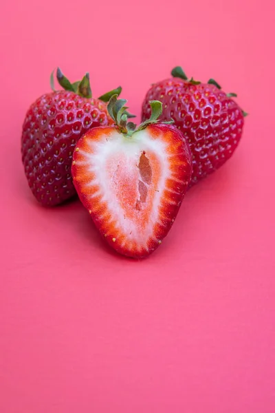 Fresas Jugosas Frescas Maduras Aisladas Sobre Fondo Rojo —  Fotos de Stock