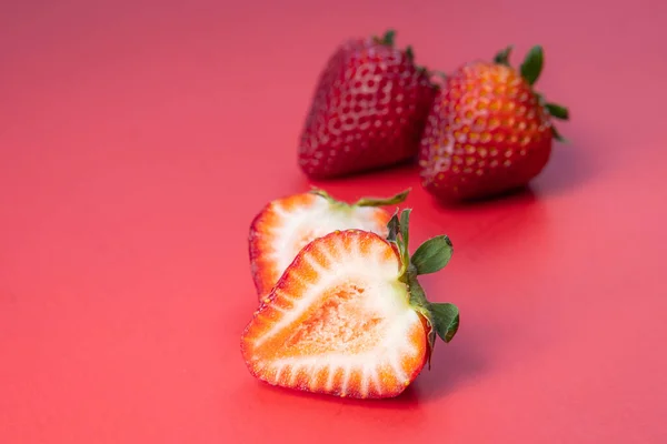 Fresas Jugosas Frescas Maduras Aisladas Sobre Fondo Rojo — Foto de Stock