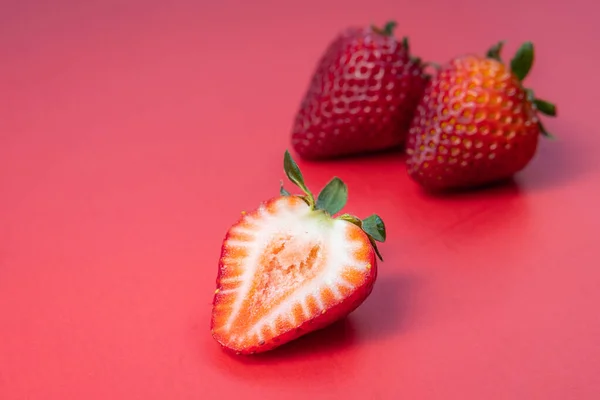 Fresas Jugosas Frescas Maduras Aisladas Sobre Fondo Rojo —  Fotos de Stock