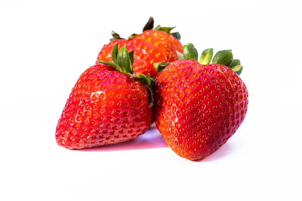Drie Aardbeien Geïsoleerd Een Witte Achtergrond — Stockfoto