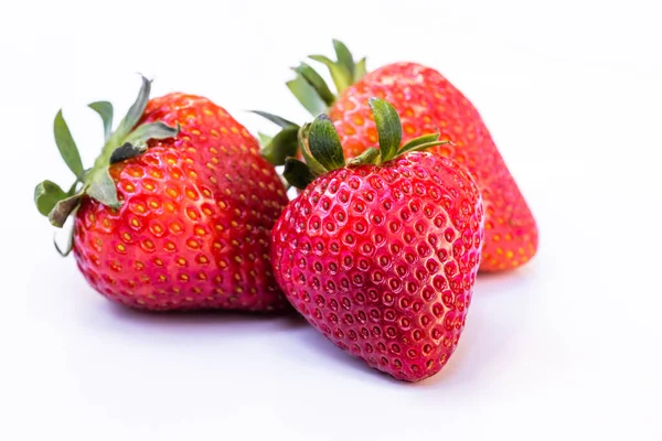三个草莓在白色的背景上被分离出来 — 图库照片