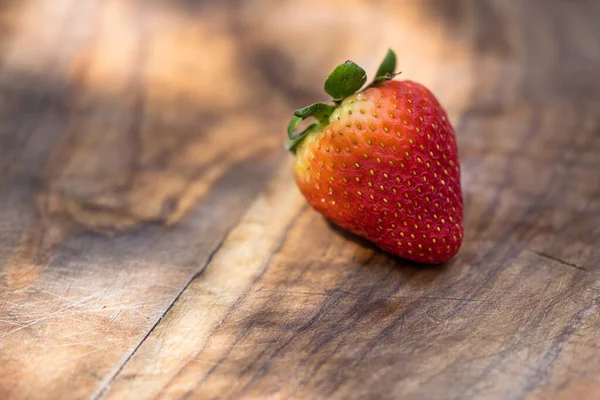 Close Van Een Enkele Rijpe Rode Biologische Aardbei Een Houten — Stockfoto