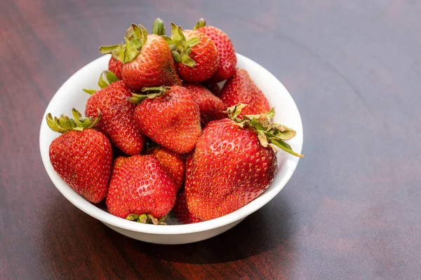 Närbild Skål Med Färska Ekologiska Jordgubbar Med Naturligt Ljus — Stockfoto