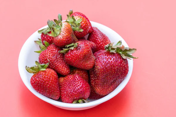 Primer Plano Tazón Fresas Orgánicas Frescas Con Luz Natural Sobre —  Fotos de Stock