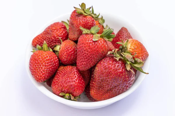 Heldere Rode Aardbeien Een Witte Schaal Geïsoleerd Een Witte Achtergrond — Stockfoto