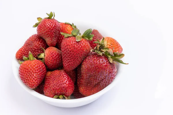 Strahlend Rote Erdbeeren Einer Weißen Schüssel Auf Weißem Hintergrund — Stockfoto