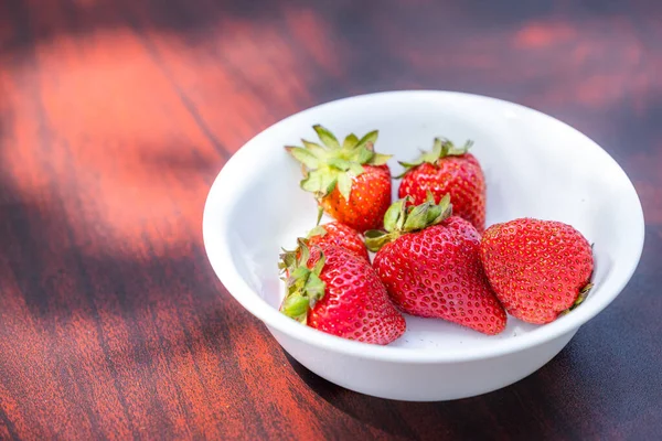 Nahaufnahme Einer Schüssel Frischer Bio Erdbeeren Mit Natürlichem Licht — Stockfoto