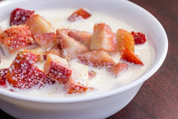 Fresas Frescas Con Crema Espesa Una Pizca Azúcar Como Merienda —  Fotos de Stock