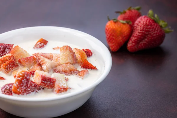新鲜草莓 有浓重的奶油和少许糖作为小吃 — 图库照片