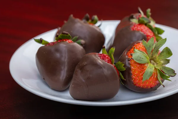 Chocolade Behandelde Aardbeien Een Witte Plaat — Stockfoto