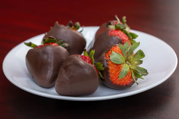 Erdbeeren Mit Schokolade Auf Weißem Teller — Stockfoto