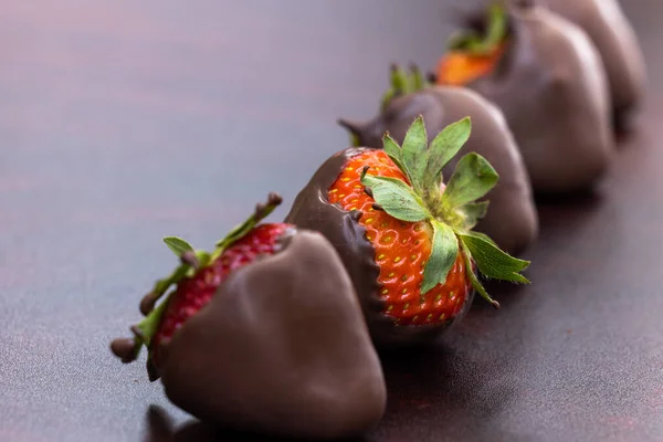 Fresas Cubiertas Chocolate Una Fila Sobre Una Mesa Madera —  Fotos de Stock