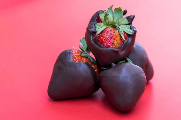Φράουλες Καλυμμένες Σοκολάτα Που Απομονώνονται Κόκκινο Φόντο — Φωτογραφία Αρχείου
