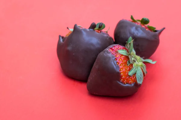 Chocolade Bedekt Aardbeien Geïsoleerd Een Rode Achtergrond — Stockfoto