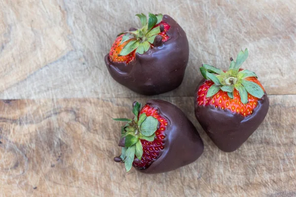 Fresas Cubiertas Chocolate Aisladas Sobre Fondo Madera —  Fotos de Stock