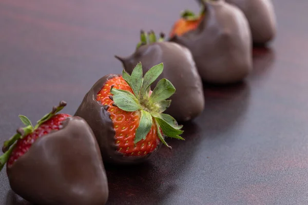 Fragole Ricoperte Cioccolato Fila Tavolo Legno — Foto Stock