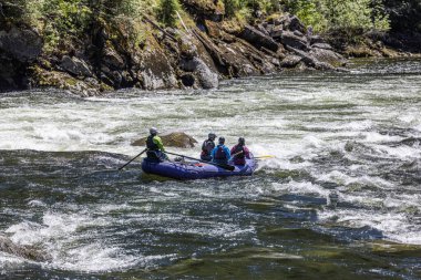 Koskia, Idaho / ABD - 22 Haziran 2022: Rafterler çok yağışlı bir kış ve 2021 / 2022 ilkbaharından sonra Lochsa nehrinin yüksek sularının keyfini çıkarıyorlar.