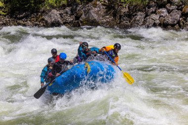 Koskia, Idaho / ABD - 22 Haziran 2022: Rafterler çok yağışlı bir kış ve 2021 / 2022 ilkbaharından sonra Lochsa nehrinin yüksek sularının keyfini çıkarıyorlar.