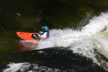 Koskia, Idaho / ABD - 22 Haziran 2022: Lochsa Nehri 'nin yüksek sularında çok yağışlı bir kış ve 2021 / 2022 baharından sonra kayakçı.