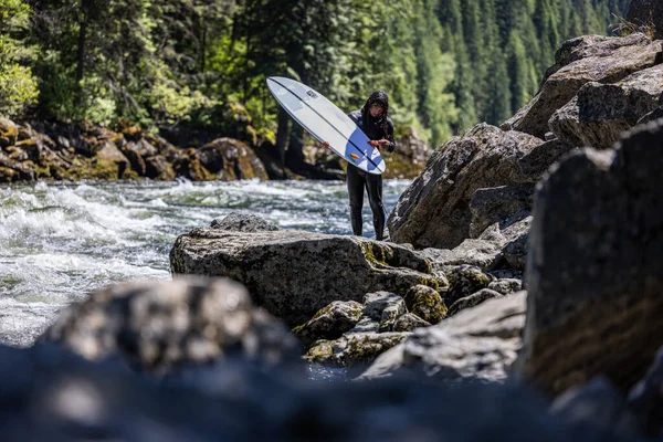 Koskia Idaho Eua Junho 2022 Surfista Saindo Água Para Outra — Fotografia de Stock