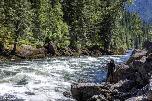 Koskia Idaho Eua Junho 2022 Surfista Saindo Água Para Outra — Fotografia de Stock