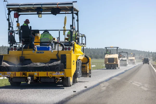 Beatty Όρεγκον Ηπα Ιουνίου 2022 Βαρύς Εξοπλισμός Εξαπλώνεται Φρέσκο Χαλίκι — Φωτογραφία Αρχείου