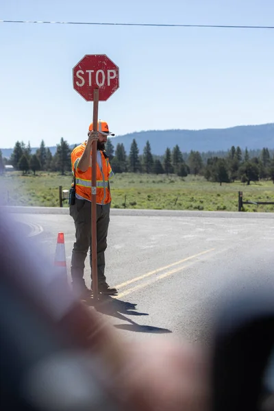 2022年6月22日 高速道路140号線の道路建設のための仮停車場標識を掲揚し 車両内部を見る — ストック写真