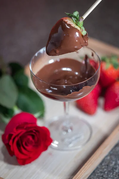 Close Freshly Dipped Strawberry Dark Chocolate Red Rose Love Concept — Stockfoto